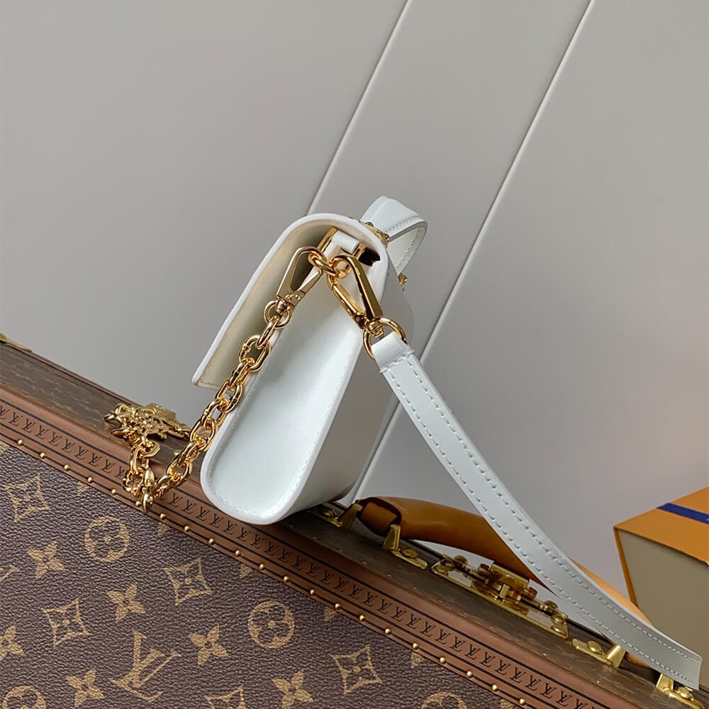 LV Wallet On Chain Capucines