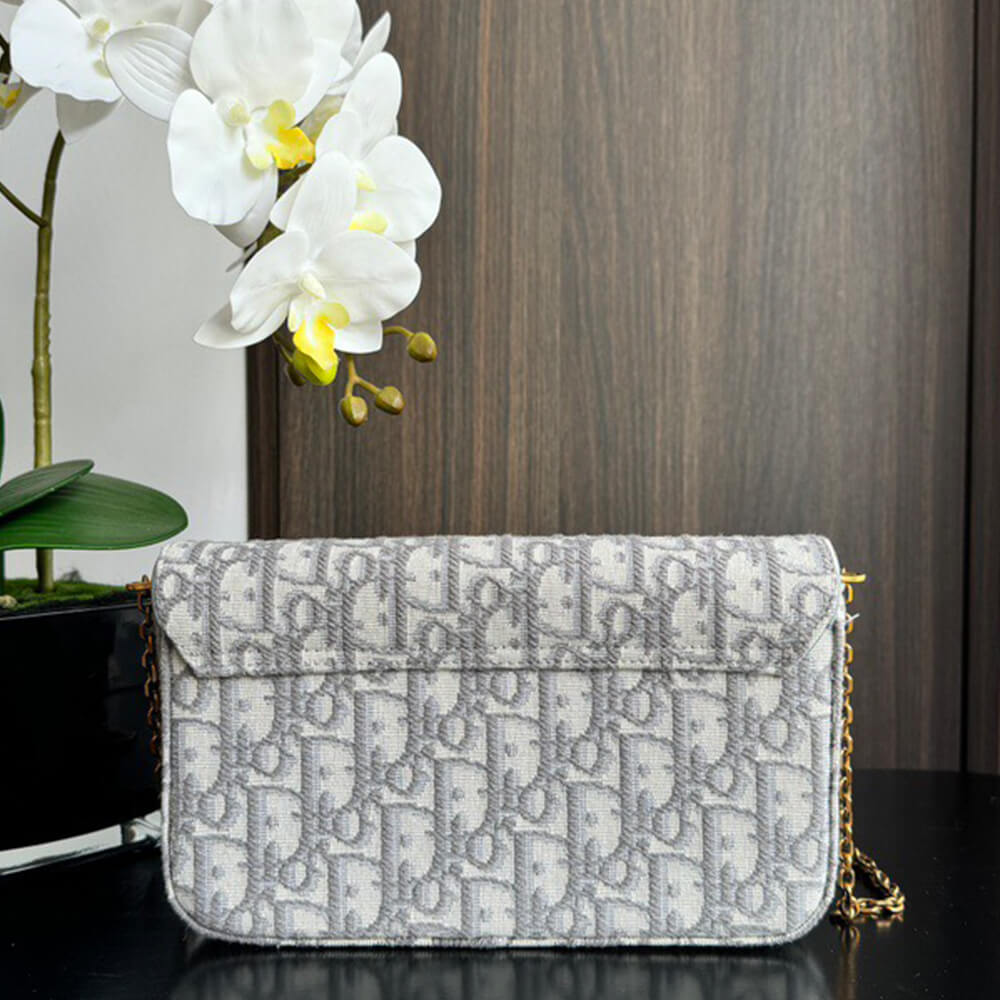 Medium Saddle Pouch with Chain