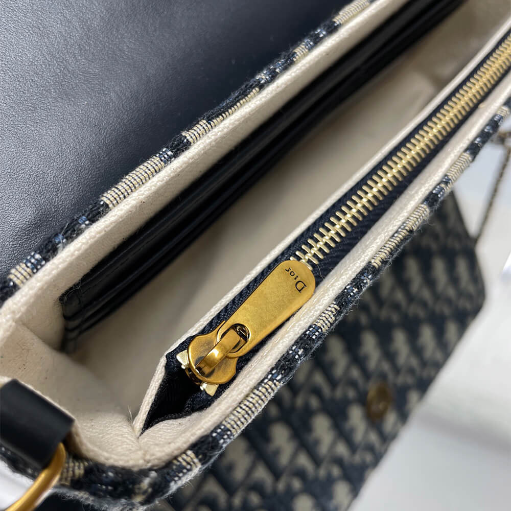 Medium Saddle Pouch with Chain